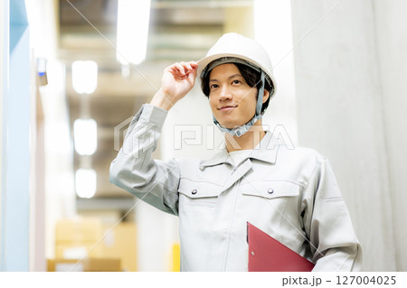 倉庫で働く作業員 倉庫で働く作業員 127004025