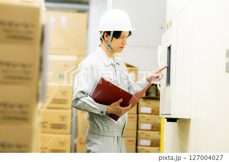 倉庫で働く作業員 127004027