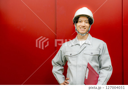 建築現場で働く作業員 127004031