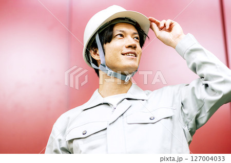 建築現場で働く作業員 127004033