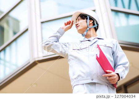 作業着のビジネスマン 127004034