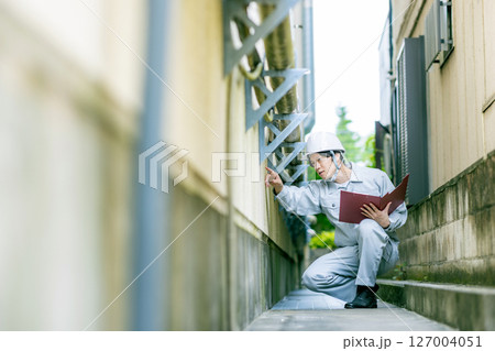 現場で働く男性 127004051