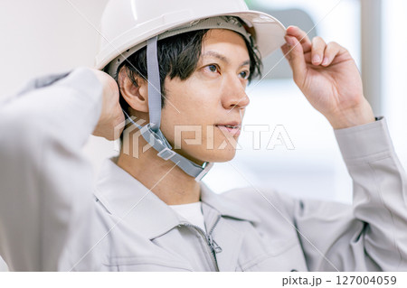 ヘルメットをかぶる施工管理の男性 127004059