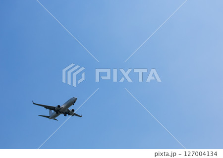 青空を飛ぶ旅客機 青空を飛ぶ旅客機 127004134