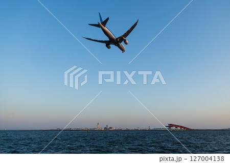 空港に着陸する旅客機 空港に着陸する旅客機 127004138