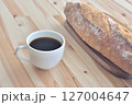 コーヒー素材　コーヒーとフランスパン　ライフスタイル　モーニング珈琲　コーヒーブレイク 127004647