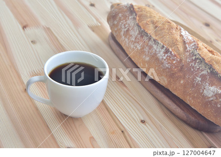 コーヒー素材 コーヒーとフランスパン ライフスタイル モーニング珈琲 コーヒーブレイク コーヒー素材 コーヒーとフランスパン ライフスタイル モーニング珈琲 コーヒーブレイク 127004647