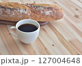 コーヒー素材　コーヒーとフランスパン　ライフスタイル　モーニング珈琲　コーヒーブレイク 127004648
