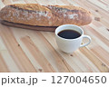 コーヒー素材　コーヒーとフランスパン　ライフスタイル　モーニング珈琲　コーヒーブレイク 127004650