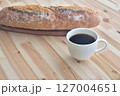 コーヒー素材　コーヒーとフランスパン　ライフスタイル　モーニング珈琲　コーヒーブレイク 127004651