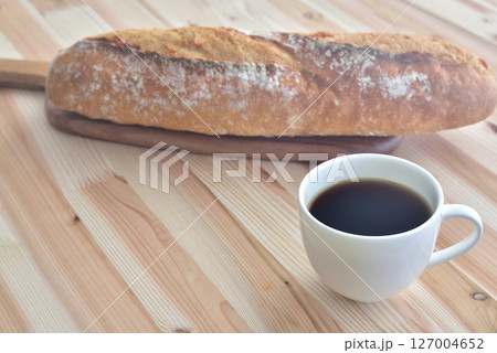 コーヒー素材　コーヒーとフランスパン　ライフスタイル　モーニング珈琲　コーヒーブレイク 127004652