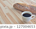 コーヒー素材　コーヒーとフランスパン　ライフスタイル　モーニング珈琲　コーヒーブレイク 127004653