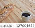 コーヒー素材　コーヒーとフランスパン　ライフスタイル　モーニング珈琲　コーヒーブレイク 127004654