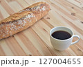 コーヒー素材　コーヒーとフランスパン　ライフスタイル　モーニング珈琲　コーヒーブレイク 127004655