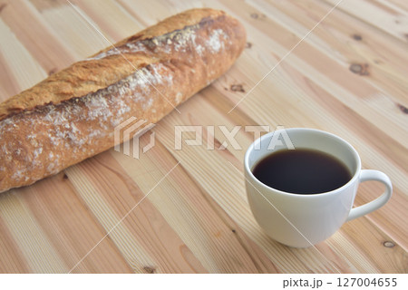 コーヒー素材　コーヒーとフランスパン　ライフスタイル　モーニング珈琲　コーヒーブレイク 127004655