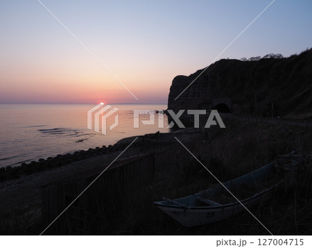 北海道爾志郡乙部町 館の岬駐車場から夕日と東洋のグランドキャニオンと言われる断崖を臨む 北海道爾志郡乙部町 館の岬駐車場から夕日と東洋のグランドキャニオンと言われる断崖を臨む 127004715