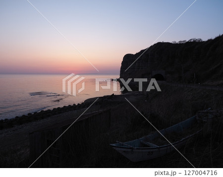 北海道爾志郡乙部町　館の岬駐車場から夕日と東洋のグランドキャニオンと言われる断崖を臨む 127004716