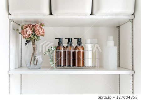 収納棚にあるシャンプー,コンディショナー,ボディーソープ,バスグッズ 127004855