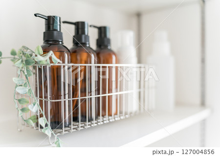 収納棚にあるシャンプー,コンディショナー,ボディーソープ,バスグッズ 127004856