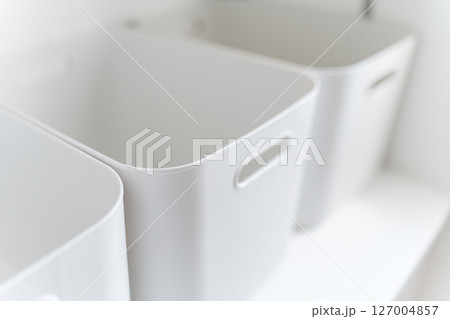 収納棚に並ぶ収納ケース 127004857