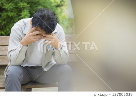 落ち込む男性 落ち込む男性 127005039