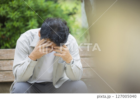 落ち込む男性 127005040