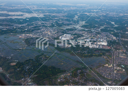 空から見た水田の水に囲まれた街並み 空から見た水田の水に囲まれた街並み 127005083