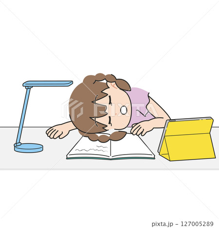 机でタブレットを見ながら勉強する女の子　居眠り 127005289