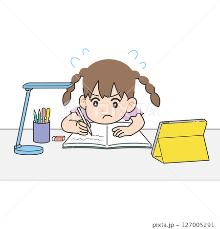 机でタブレットを見ながら勉強する女の子　一所懸命 127005291