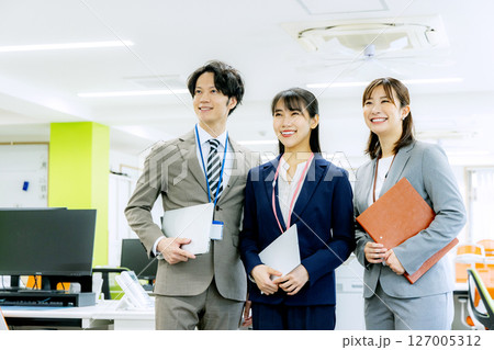 クリエイティブなビジネスチーム 127005312