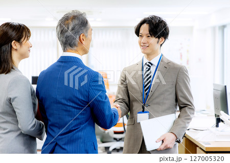 握手するビジネスマン 127005320