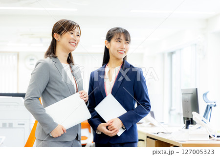 オフィスにいるビジネスウーマン オフィスにいるビジネスウーマン 127005323