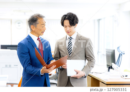 ファイルを持ったビジネスマン ファイルを持ったビジネスマン 127005331
