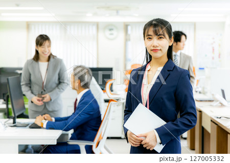 オフィスの若いスーツの女性 オフィスの若いスーツの女性 127005332