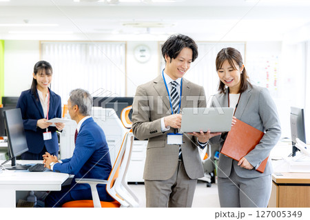 オフィスに並ぶビジネスパーソン オフィスに並ぶビジネスパーソン 127005349