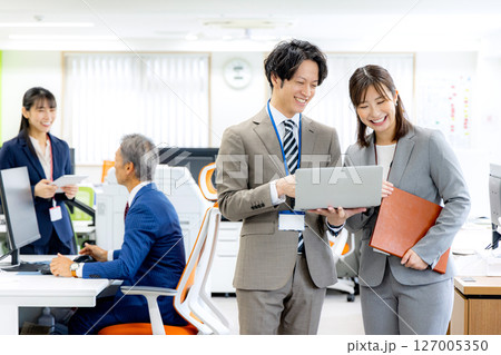 オフィスに並ぶビジネスパーソン 127005350