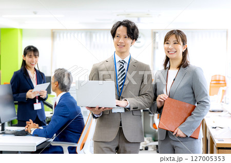 オフィスに並ぶビジネスパーソン 127005353