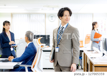 オフィスで働くビジネスマン 127005359