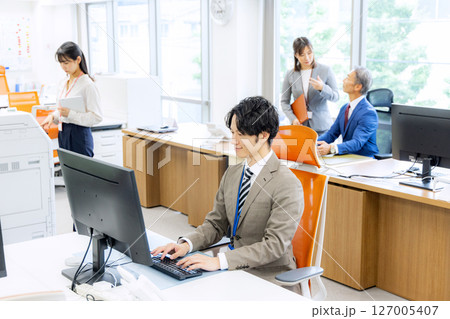 オフィスで働くビジネスパーソン 127005407