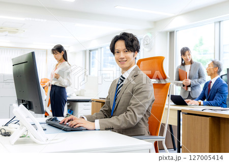 オフィスで働くビジネスパーソン 127005414