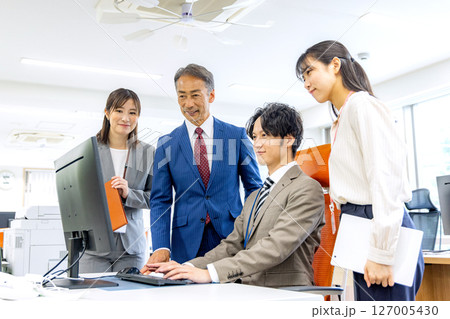 ビジネスシーン　スーツ 127005430