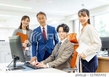 ビジネスシーン　スーツ 127005432
