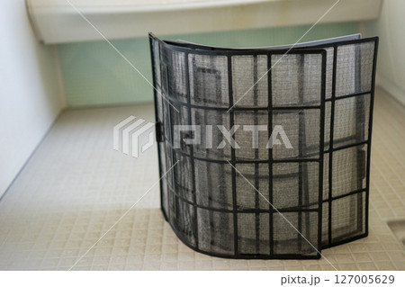 エアコンフィルターを風呂場で洗う 127005629