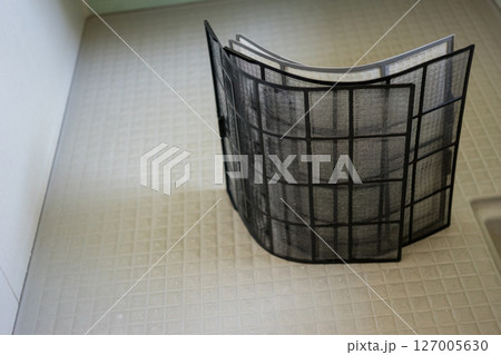 エアコンフィルターを風呂場で洗う 127005630