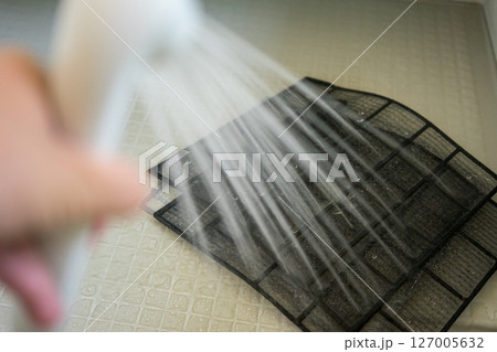 エアコンフィルターをシャワーで洗う エアコンフィルターをシャワーで洗う 127005632