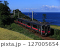 羽越本線の日本海沿いを走る701系普通電車 127005654
