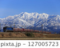 あいの風とやま鉄道の立山連峰バックを走るEF510の貨物列車 127005723