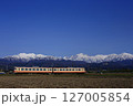 立山連峰をバックに走る地鉄のレッドアロー 127005854