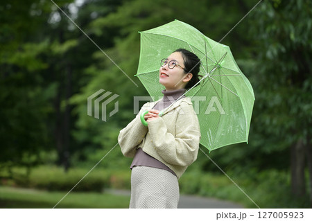 雨傘を持って微笑む日本人の女性 127005923
