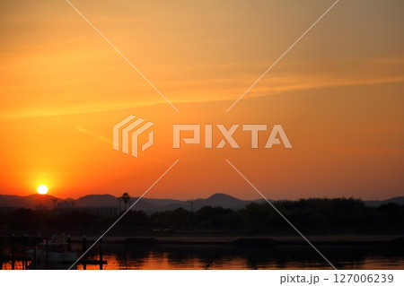 輝く夕日が美しい風景 127006239